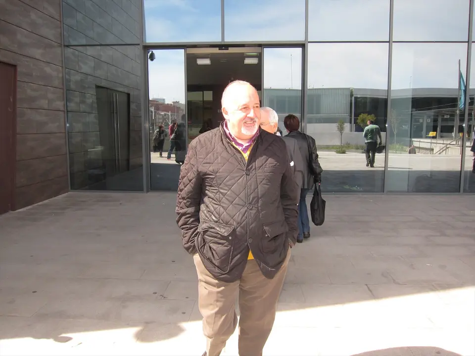 El ex sacerdote Jes&uacute;s Mar&iacute;a Men&eacute;ndez, conocido como 'padre Chus', a la salida del juzgado en Gij&oacute;n. E.P. / Archivo
