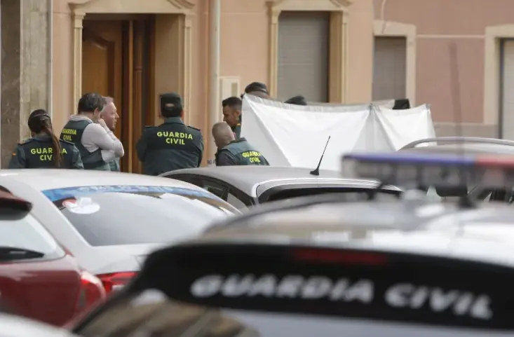 La Polic&iacute;a Judicial trabaja en el domicilio de Guardamar del Segura (Alicante) donde ha tenido lugar la muerte violenta de una mujer. EFE / Morell