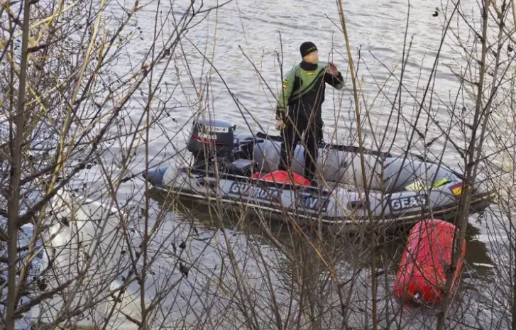 Un buzo de los GEAS de la Guardia Civil participa en las labores de b&uacute;squeda del piloto que permanece desaparecido desde el pasado s&aacute;bado cuando viajaba en un ultraligero, este m&eacute;rcoles en el r&iacute;o Duero a su paso por Villamarciel (Valladolid). EFE/ R. Garc&iacute;a