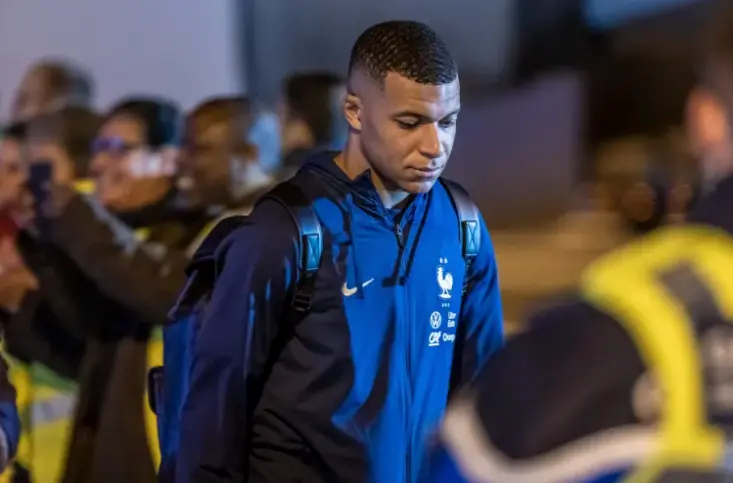 Kylian Mbapp&eacute; (c), a su llegada a Francia. EFE / Christophe Petit Tesson