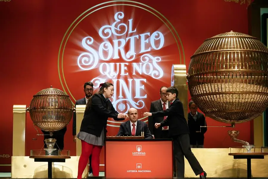 Los estudiantes del colegio de San Ildefonso aniela Laborde Valverde (i) y Francisco Moreno Dur&aacute;n (d) cantan n&uacute;meros y premios durante el sorteo de El Gordo de Navidad en el Teatro Real en Madrid, este jueves. EFE/ Javier Liz&oacute;n