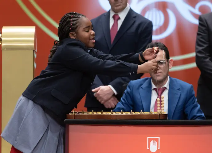 Una ni&ntilde;a de la residencia de San Ildefonso canta la cantidad de dinero de uno de los premios del Sorteo Extraordinario de la Loter&iacute;a de Navidad 2022, en el Teatro Real de Madrid, a 22 de diciembre de 2022, en Madrid, (Espa&ntilde;a).  El sorteo se celebra en esta ocasi&oacute;n con aforo completo en el patio de butacas del Teatro Real y un total de 2.520 millones de euros en juego en premios, lo que supone 112 millones m&aacute;s que el a&ntilde;o pasado. Este a&ntilde;o, la emisi&oacute;n consta de 180 series, ocho m&aacute;s que en a&ntilde;os anteriores, de 100.000 n&uacute;meros cada una. Dicha emisi&oacute;n asciende a los 3.600 millones de euros, de los que se reparten un 70 por ciento en premios.
22 DICIEMBRE 2022;NAVIDAD;LOTERIA;SORTEO EXTRAORDINARIO;: SUERTE;DINERO;DISFRAZ;FECHAS NAVIDE&Ntilde;AS;LOTERIA;AZAR;NI&Ntilde;OS SAN ILDEFONSO
Eduardo Parra / Europa Press
22/12/2022