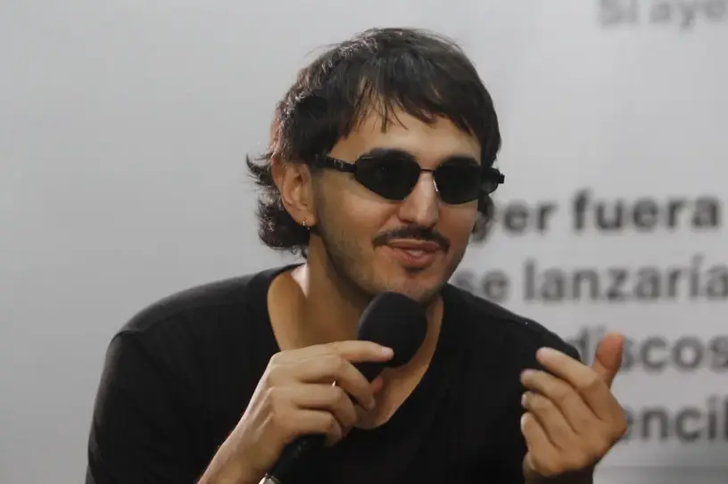 Juan Pablo Isaza, integrante de la banda colombiana Morat, durante una entrevista con Efe el 16 de diciembre en Medell&iacute;n (Colombia). EFE/LUIS EDUARDO NORIEGA A.