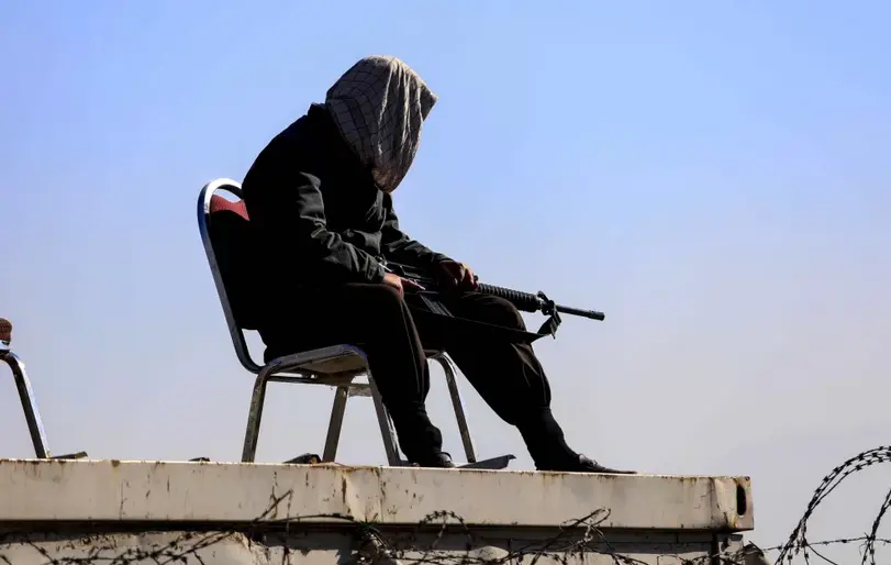 Un talib&aacute;n vigila el exterior de la Universidad de Kabul. EFE/EPA/STRINGER