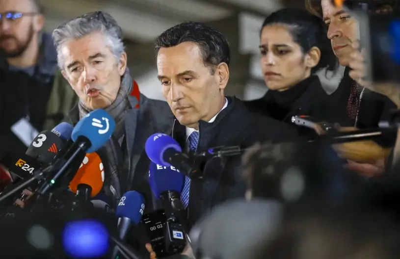 Andre Risopoulos (i) y Michalis Dimitrakopoulos (c), abogados de Eva Kaili. EFE/EPA/Olivier Hoslet