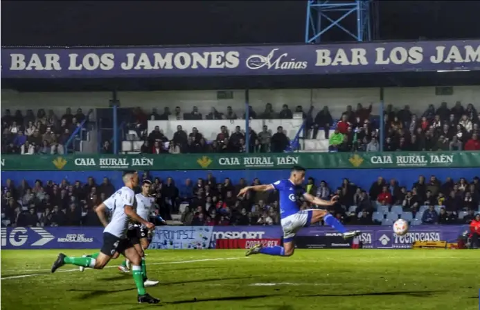 El jugador del Linares remata a la porter&iacute;a. / Linares_Dptvo