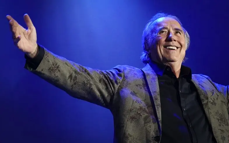 Joan Manuel Serrat ha cerrado su gira de despedida en su ciudad natal, Barcelona, con tres conciertos que acaban hoy en el Palau Sant Jordi y que han sido los &uacute;ltimos de una larga carrera de casi 60 a&ntilde;os, llena de &eacute;xito. EFE/ Enric Fontcuberta