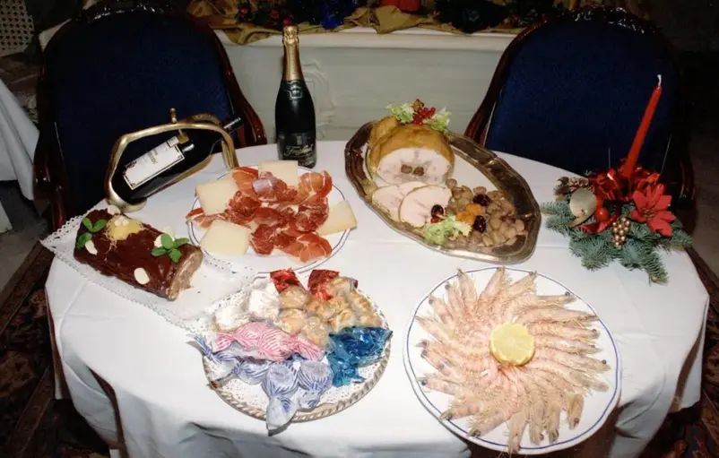 Una mesa preparada para el men&uacute; navide&ntilde;o, en una imagen de archivo. EFE