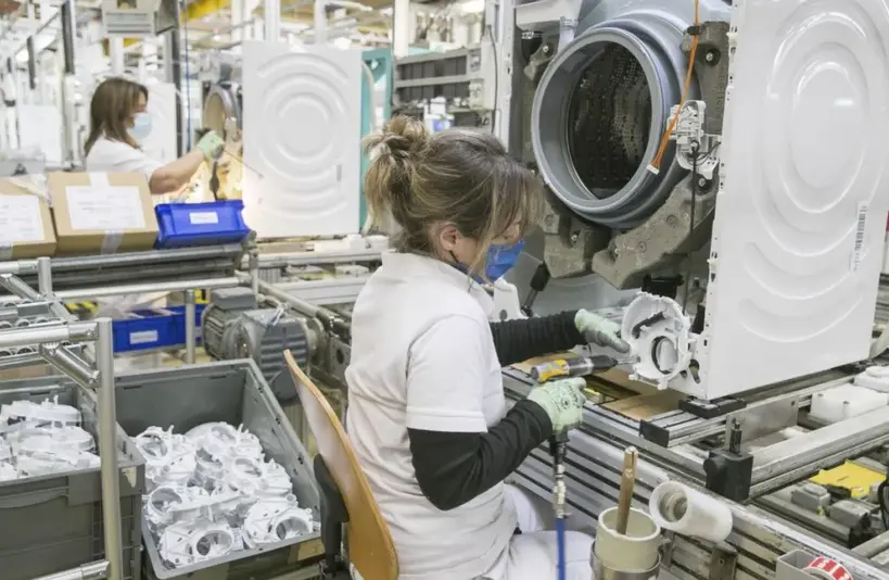 Una trabajadora en una f&aacute;brica de lavadoras en Zaragoza, en una imagen de archivo. EFE/Javier Cebollada
