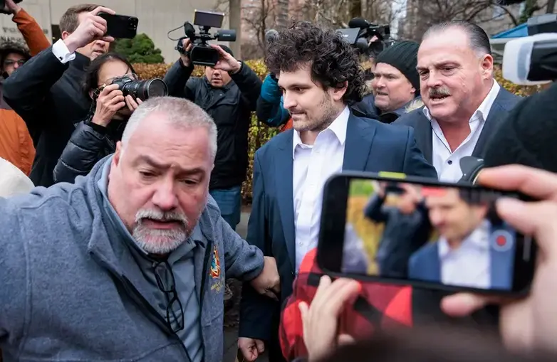 El empresario de criptomonedas Sam Bankman-Fried (C) es sacado de un Tribunal Federal de los Estados Unidos . EFE/EPA/JUSTIN LANE