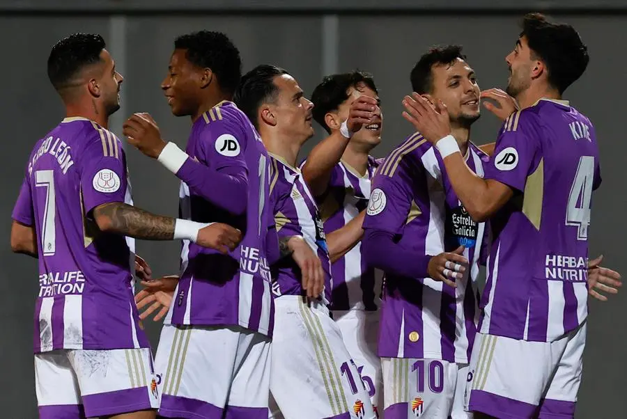 Los jugadores del Real Valladolid celebran uno de los goles conseguidos por el equipo pucelano durante el encuentro correspondiente a la segunda eliminatoria de la Copa del Rey de f&uacute;tbol. EFE / Miguel To&ntilde;a