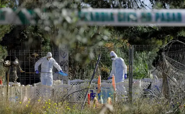 Imagen de archivo de la Polic&iacute;a Cient&iacute;fica de la Guardia Civil trabajando en el lugar de la muerte en Godella (Valencia) de los dos ni&ntilde;os. EFE / Manuel Bruque