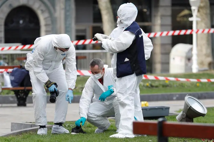 Agentes de la Polic&iacute;a forense investiga en el lugar en el que un joven muri&oacute; en un presunto ataque con arma blanca, esta ma&ntilde;ana en San Sebasti&aacute;n. EFE / Juan Herrero