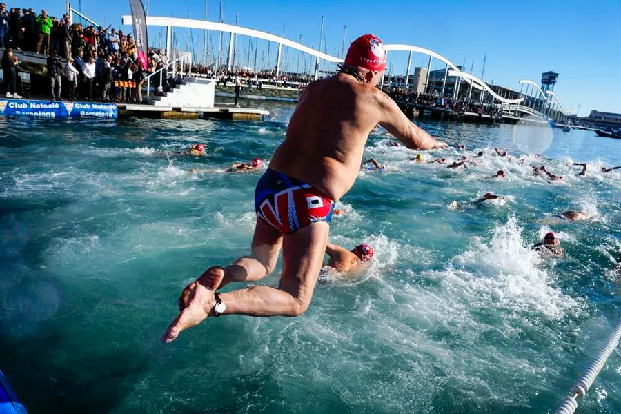 Varias personas participan en la 113 edici&oacute;n de la Copa Nadal, tradicional y popular prueba de nataci&oacute;n que se disputa en las aguas del Port de Barcelona cada d&iacute;a 25 de Diciembre. EFE / Enric Fontcuberta