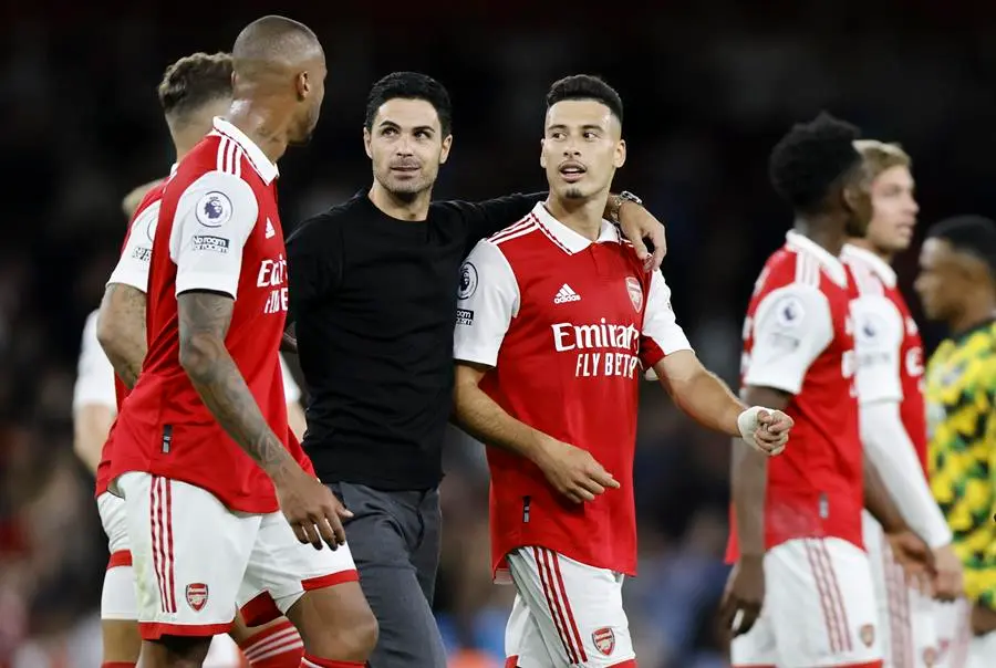 Vuelve la premier. En la imagen el entrenador del Arsenal, Mikel Artetan, con varios de sus jugadores tras un partido reciente de la Premier League. EFE / TOLGA AKMEN