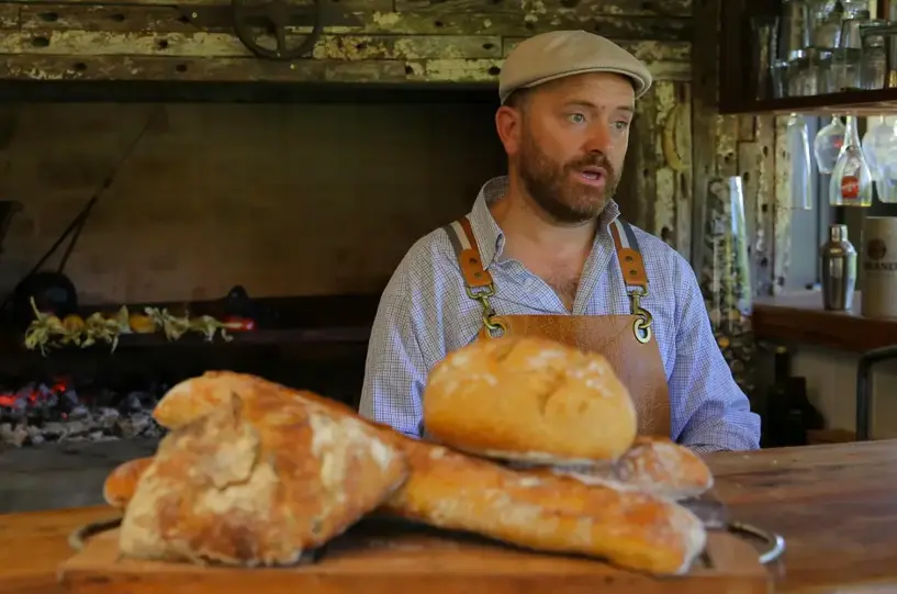 El asador profesional uruguayo Sebasti&aacute;n Manito habla durante una entrevista con EFE durante un asado en su casa, el 20 de diciembre de 2022, en el departamento de Canelones (Uruguay). EFE/ Alejandro Prieto