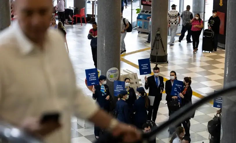 Fotograf&iacute;a de archivo de pilotos y otros trabajadores que protestan pidiendo mejoras salariales, en el Aeropuerto Congonhas, en Sao Paulo (Brasil). EFE/ Isaac Fontana