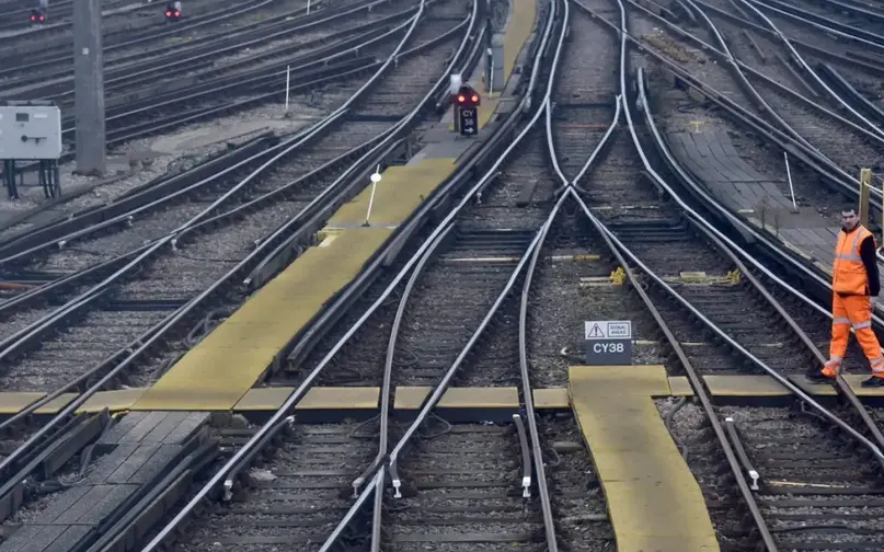 Una estaci&oacute;n de tren en Londres, en una imagen de archivo. EFE/Hannah Mackay