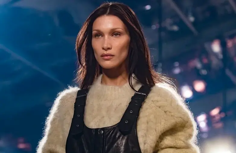 Bella Hadid desfilando para Isabel Marant en la Semana de la moda parisina. EFE/EPA/ Cristophe Petit Tesson