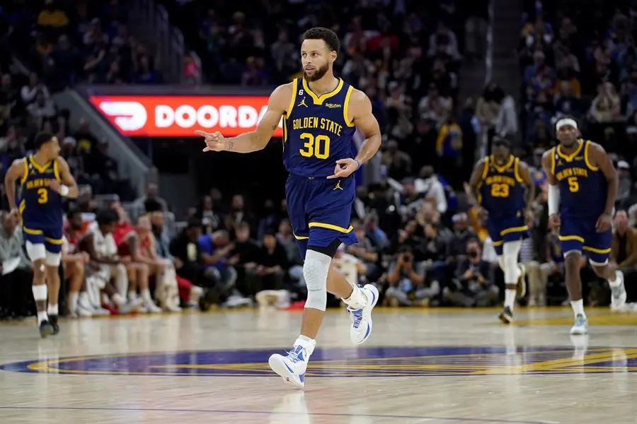 Foto de archivo del jugador de Golden State Warriors, Stephen Curry (c). EFE/JOHN G. MABANGLO