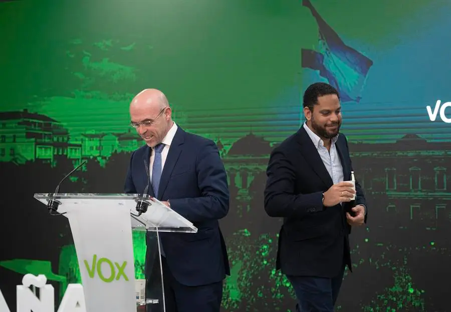 El secretario general de Vox, Ignacio Garriga (d) y el vicepresidente de Acci&oacute;n Pol&iacute;tica y eurodiputado, Jorge Buxad&eacute; (i) durante una rueda de prensa. EFE / Fernando Villar
