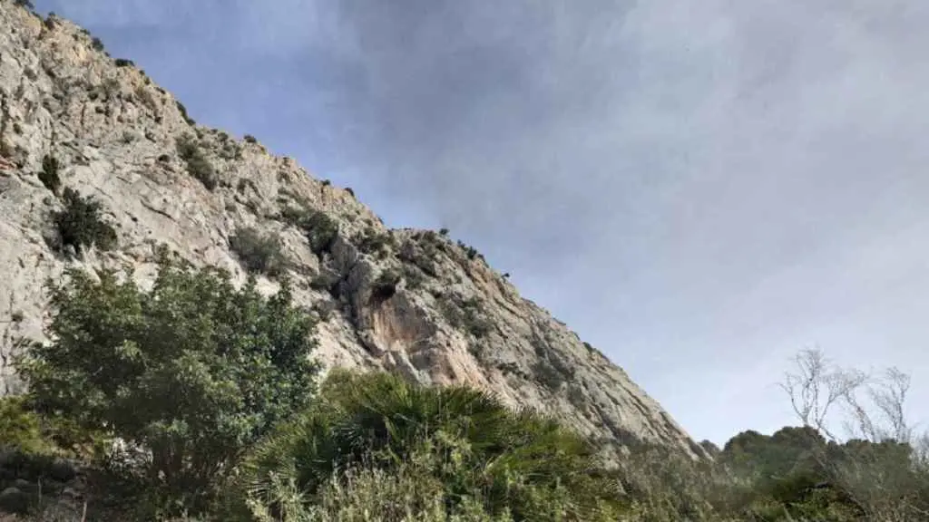 La v&iacute;ctima, un hombre de 37 a&ntilde;os, se precipit&oacute; en la tarde del lunes cuando escalaba la Escalera &Aacute;rabe. El cuerpo ha sido rescatado por un helic&oacute;ptero del GREIM.