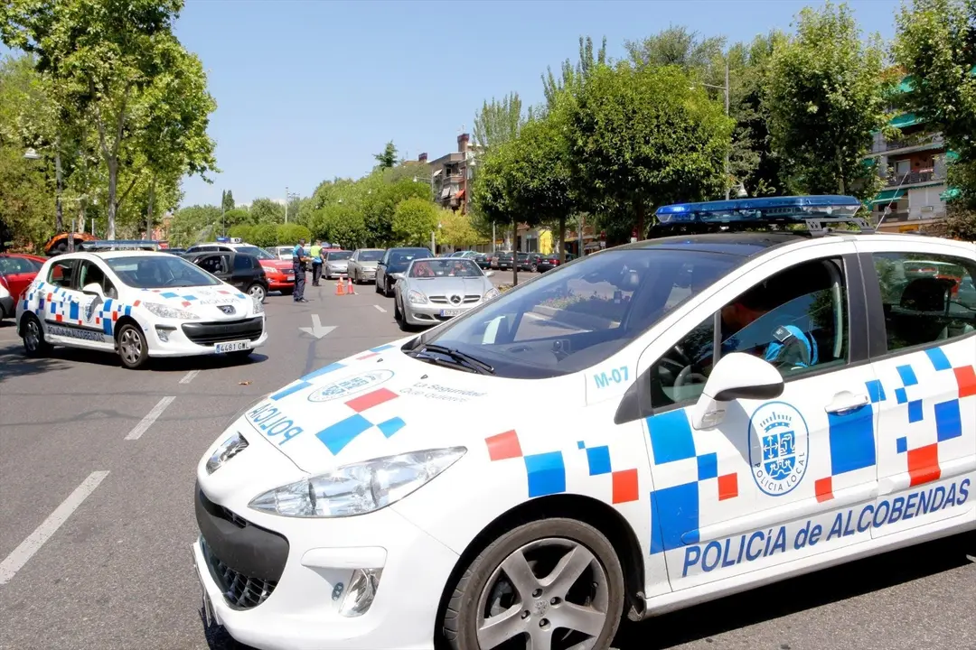 Vista de los coches de la Polic&iacute;a Local de Alcobendas. E.P.