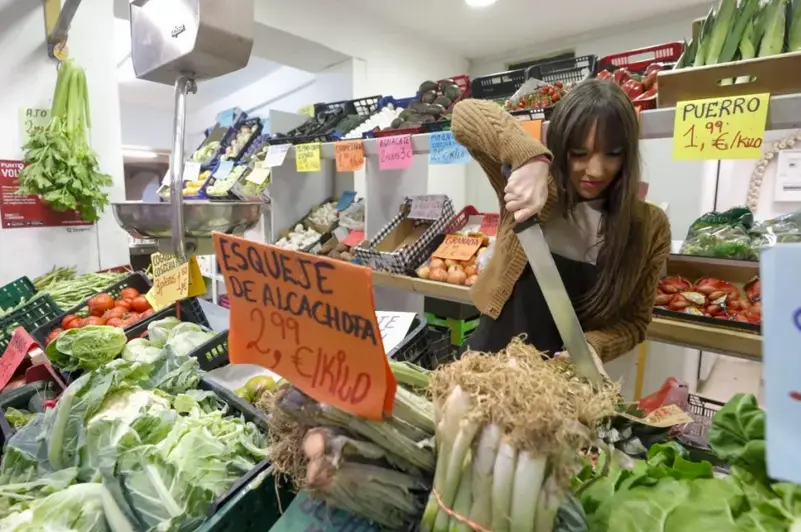 Vista de una fruter&iacute;a en un mercado de Zaragoza. EFE/Javier Cebollada