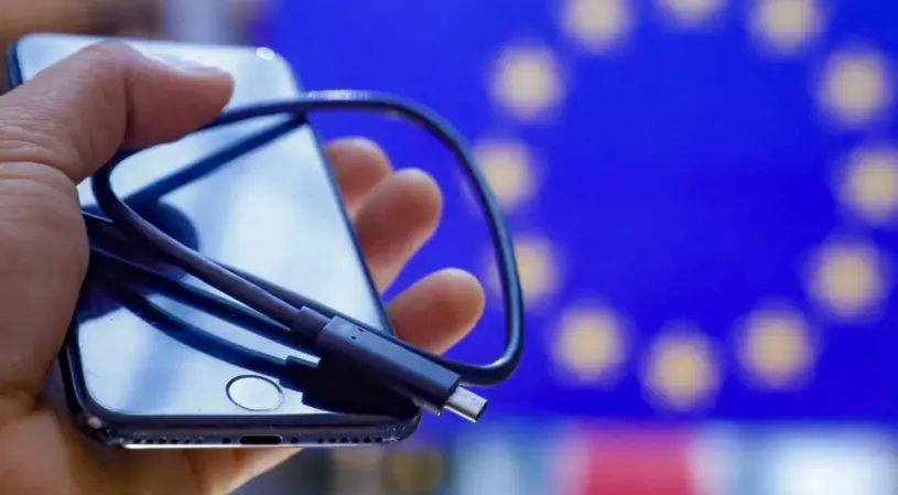 Un cargador &uacute;nico USB-C. EFE/Julien Warnand
