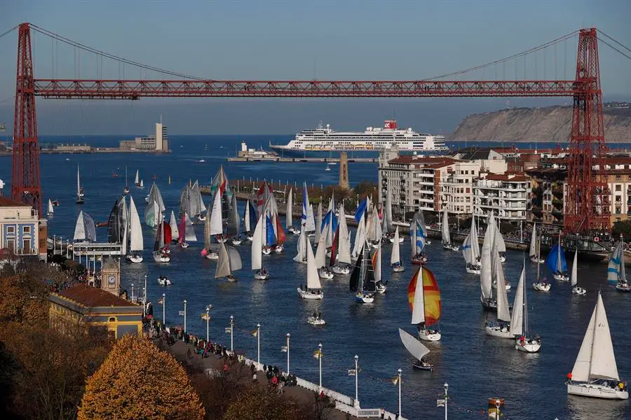 La Regata del Gallo ha reunido en la r&iacute;a del Nervi&oacute;n una flota de 70 barcos. EFE / Miguel To&ntilde;a