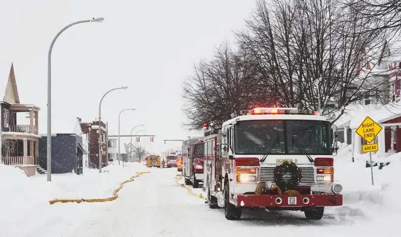 Vista de la emergencia causada por una tormenta invernal, este 26 de diciembre de 2022, en Buffalo, Nueva York. EFE/Josh Thermidor