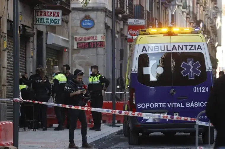 Agentes de la Ertzaintza y la Polic&iacute;a Municipal inspeccionan un bar en Bilbao en el que una mujer ha sido asesinada por su pareja. EFE/ Miguel To&ntilde;a