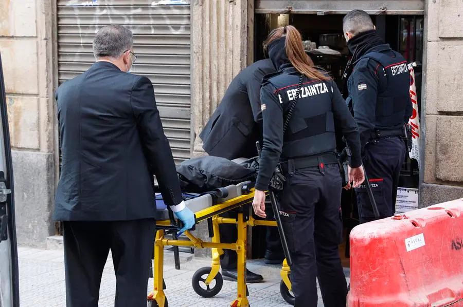 Una mujer ha sido asesinada en un bar del barrio de San Francisco en Bilbao, acuchillada presuntamente por su pareja en el mismo local. EFE / Miguel To&ntilde;a