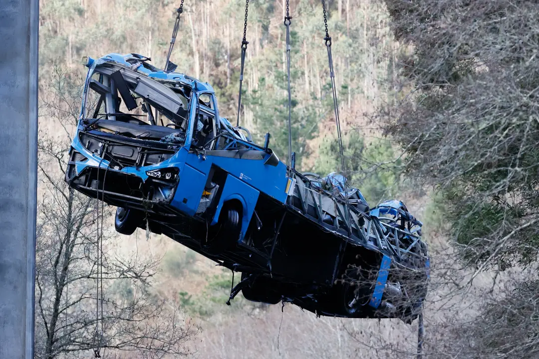 Momento del izado, desde el r&iacute;o L&eacute;rez, del autob&uacute;s que la pasada Nochebuena se accident&oacute; en Cerdedo-Cotobade (Pontevedra). EFE / Lavandeira
