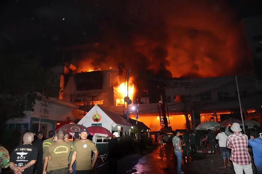 Bomberos en el lugar de un gran incendio en el hotel-casino Grand Diamond City en Poipet, provincia de Banteay Meanchey, Camboya, 29 de diciembre de 2022. Al menos 10 personas murieron y m&aacute;s de 100 resultaron heridas tras declararse un incendio en el hotel-casino de la ciudad fronteriza de Poipet a &uacute;ltima hora de la noche del 28 de diciembre, informaron las autoridades locales. (Incendio, Camboya) EFE/EPA/STRINGER -- MEJOR CALIDAD DISPONIBLE