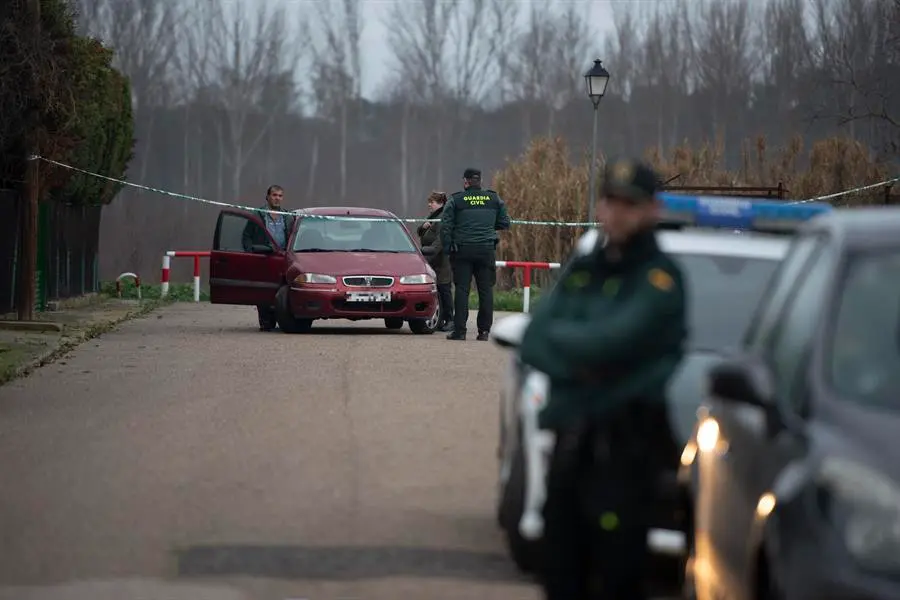 Miembros de la Guardia Civil se personan en la vivienda donde una mujer de 34 a&ntilde;os y en avanzado estado de gestaci&oacute;n ha sido presuntamente asesinada con un arma blanca en Escalona (Toledo) por su expareja, un hombre de 52 a&ntilde;os que ya ha sido detenido por los agentes. EFE/Ismael Herrero
