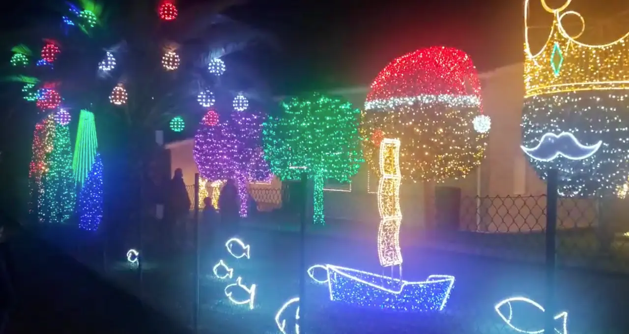 Captura de pantalla de un v&iacute;deo de un curioso que se ha acercado a la vivienda de Francisco Cano para disfrutar de su iluminaci&oacute;n es una constante cuando cae el d&iacute;a. / TWITER