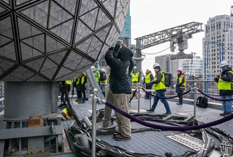 Trabajadores instalan la gran bola de cristal que cada a&ntilde;o marca el inicio del nuevo a&ntilde;o, en la emblem&aacute;tica plaza de Times Square, en la ciudad de Nueva York. EFE/&Aacute;ngel Colmenares