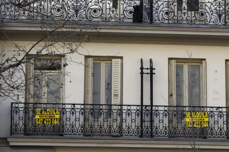 Carteles de alquiler en un edificio de viviendas en la conocida milla de oro de Madrid. EFE/J.M. Espinosa/yv