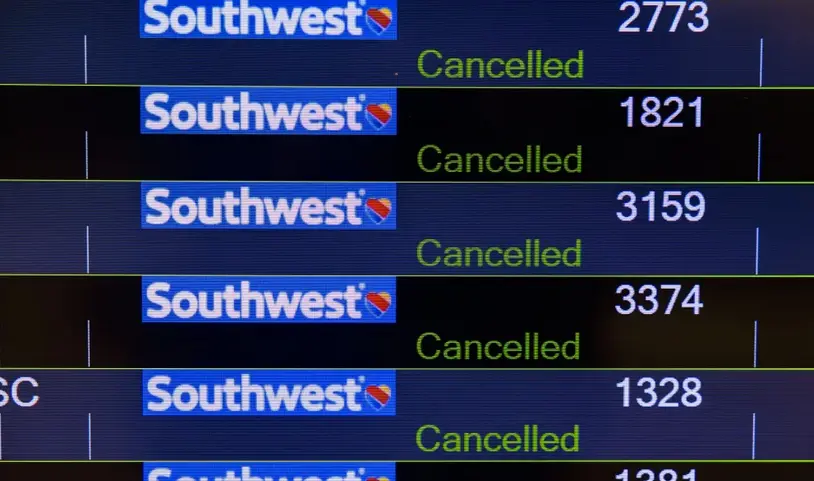 Vista de un tablero que muestra vuelos cancelados en el Aeropuerto Internacional de Baltimore-Washington (BWI), este 28 de diciembre de 2022. EFE/Jim Lo Scalzo