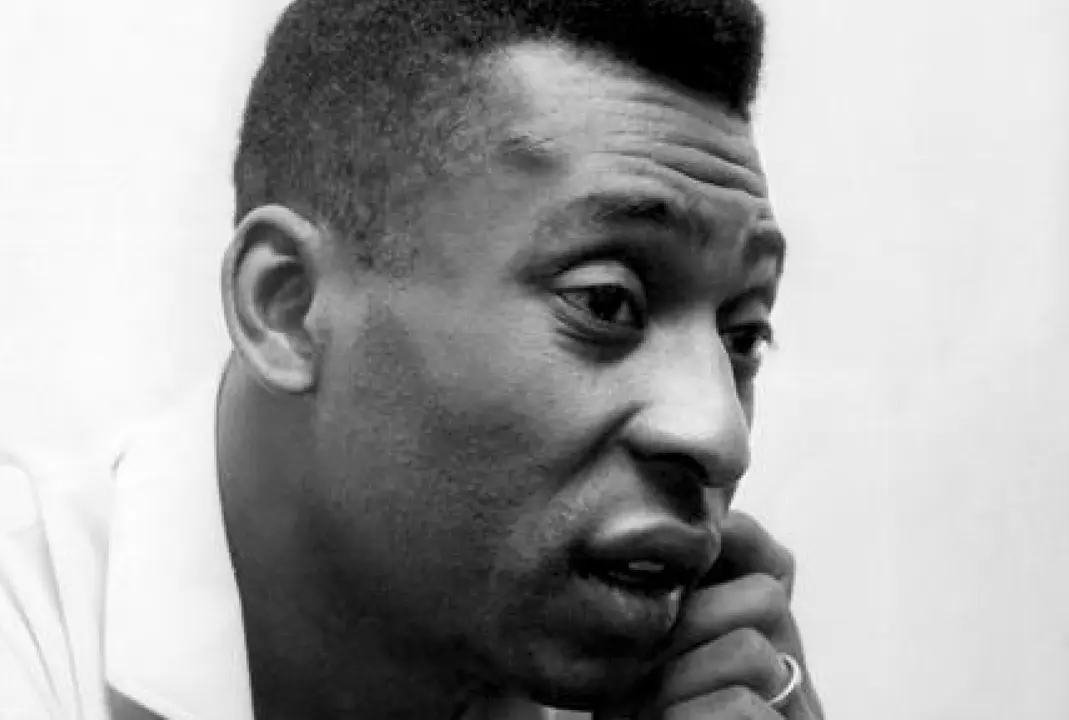 Fotograf&iacute;a de archivo fechada el 8 de diciembre de 1969 que muestra al futbolista brasile&ntilde;o Edson Arantes do Nascimento "Pel&eacute;", mientrashabla por tel&eacute;fono tras firmar un contrato con la Agencia Efe, en Santos (Brasil). El brasile&ntilde;o Edson Arantes do Nascimento 'Pel&eacute;', considerado por muchos el mejor futbolista de todos los tiempos, muri&oacute; este domingo a los 82 a&ntilde;os, debido a las complicaciones del c&aacute;ncer que padec&iacute;a EFE/ Archivo