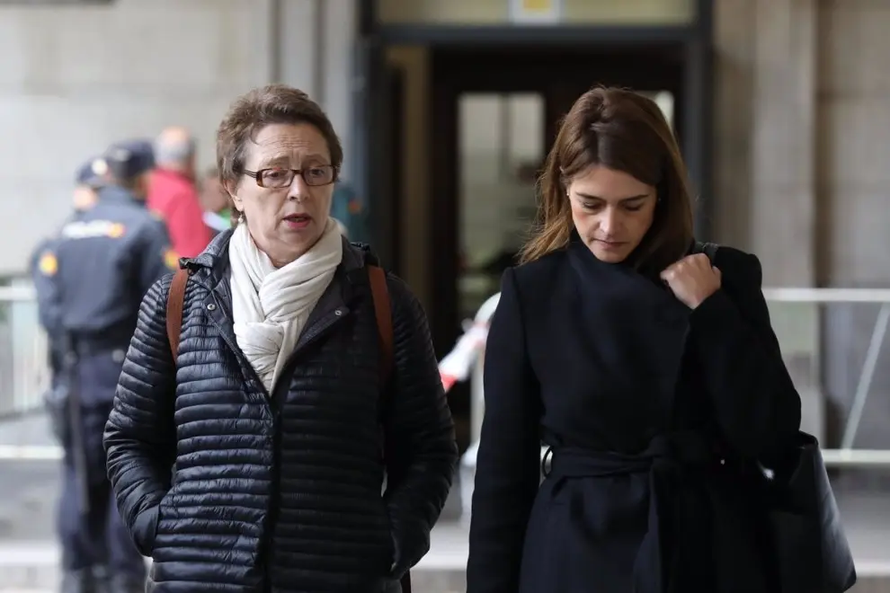 La exconsejera de Hacienda y Administraciones P&uacute;blicas de la Junta de Andaluc&iacute;a, Carmen Mart&iacute;nez Aguayo, a la izquierda de la imagen, durante el juicio. &mdash; Mar&iacute;a Jos&eacute; L&oacute;pez / EUROPA PRESS