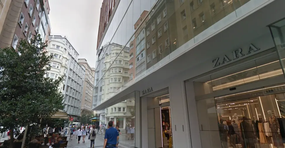 Vista de la entrada de la tienda de ZARA en la C. Lealtad de Santander.