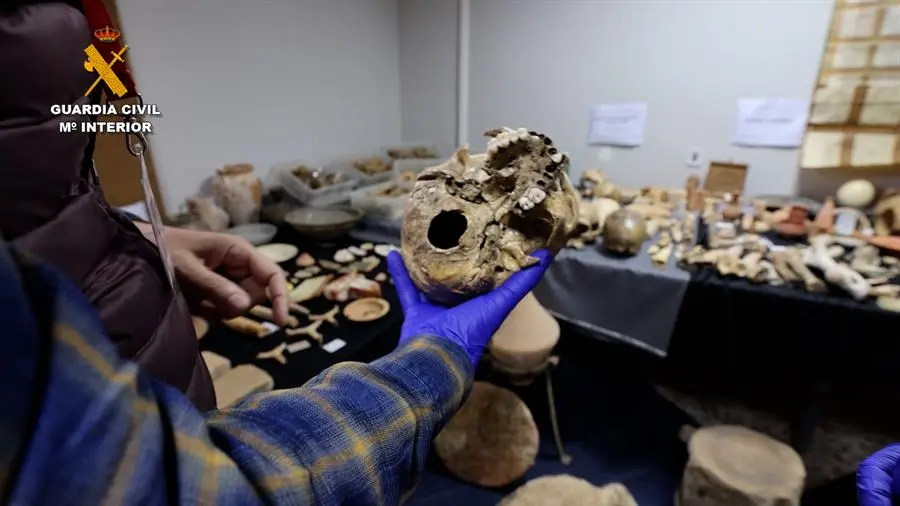 La Guardia Civil, en la denominada operaci&oacute;n Osarium, ha investigado a dos hombres como presuntos de autores de un delito de apropiaci&oacute;n indebida en su modalidad agravada de bienes de valor hist&oacute;rico, cultural o cient&iacute;fico. EFE