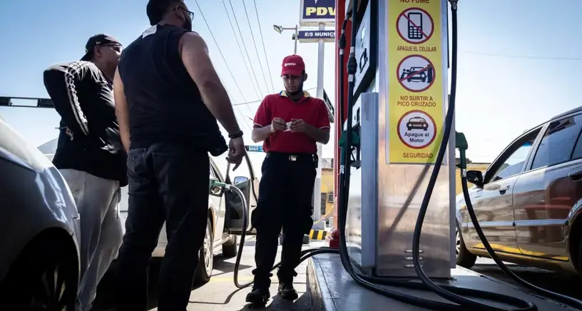 Fotograf&iacute;a de veh&iacute;culos abasteci&eacute;ndose de combustible, hoy en Maracaibo (Venezuela). EFE/Henry Chirinos