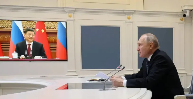 El presidente ruso, Vladimir Putin (d), en una reuni&oacute;n con el presidente chino, Xi Jinping (en pantalla) por videoconferencia en el Kremlin este 30 de diciembre. EFE/EPA/Mikhael Klimentyev/Sputinik/Kremlin Pool