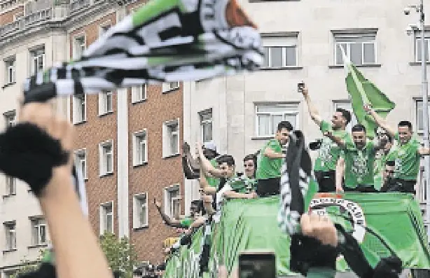 Los jugadores, llegando al Ayuntamiento en autob&uacute;s tras lograr el ascenso. / RRC