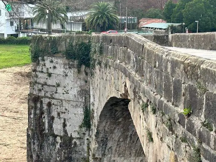 Imagen del estado del puente Viejo, una edificaci&oacute;n que une Oru&ntilde;a y Puente Arce. / alerta