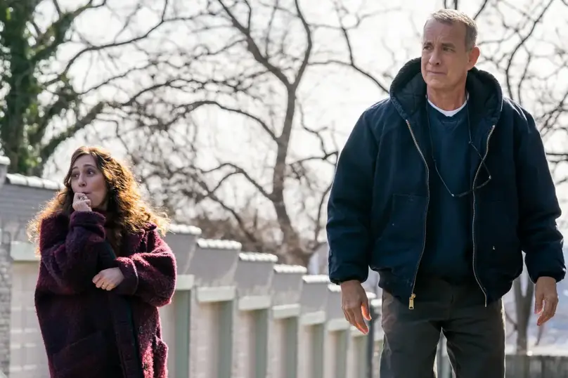 Fotograma cedido por Sony Pictures donde aparece Tom Hanks, como Otto Anderson, y Mariana Trevi&ntilde;o, como Marisol, durante una escena de la comedia "A man called Otto". EFE/Niko Tavernise/Sony Pictures