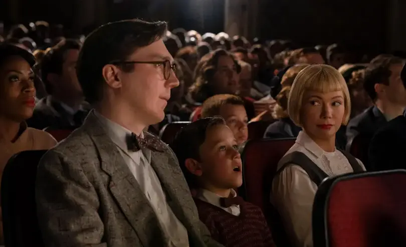 Fotograma cedido por Universal Pictures y Amblin Entertainment donde aparecen (de izq. a dcha.) Paul Dano, como Burt Fabelman, Mateo Zoryan, como el joven Sammy Fabelman, y Michelle Williams, como Mitzi Fabelman, durante una escena de la pel&iacute;cula "The Fabelmans", de Steven Spielberg, y que est&aacute; nominada a 11 premios de la 28&ordf; edici&oacute;n de los Critics Choice Awards. EFE/Merie Weismiller Wallace/Universal Pictures and Amblin Entertainment
